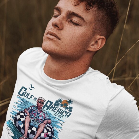 Gulf Of America Retro Vibes T-shirt Trump on an inner tube - Picture 4 of 5